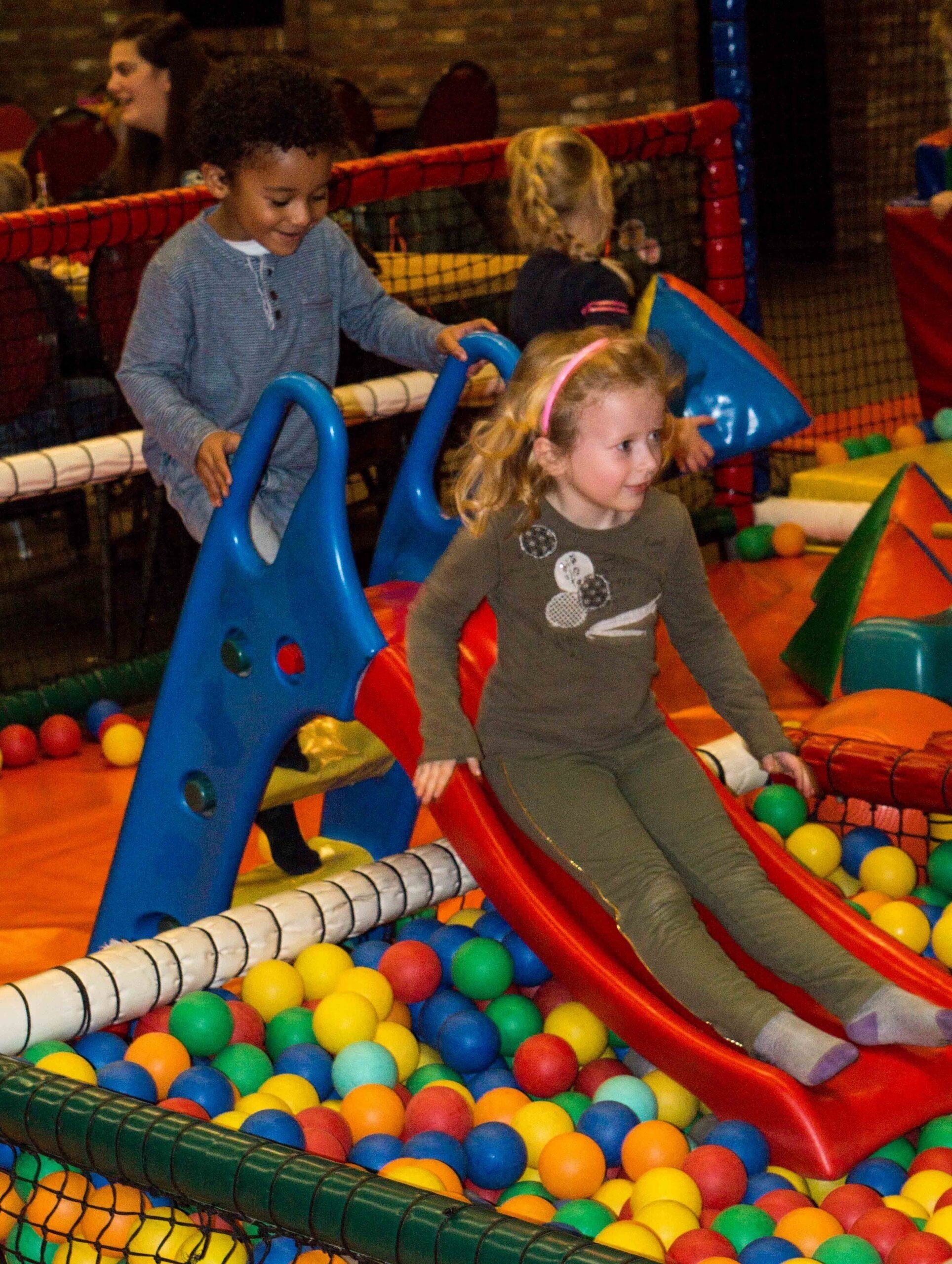 Innen- und Außenspielplatz